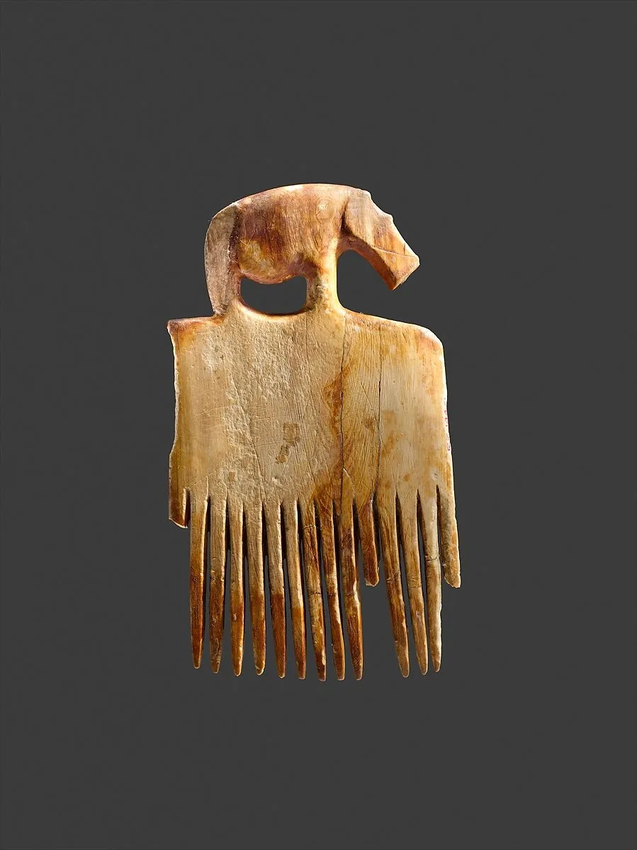 Comb decorated with a hippo — Unknown