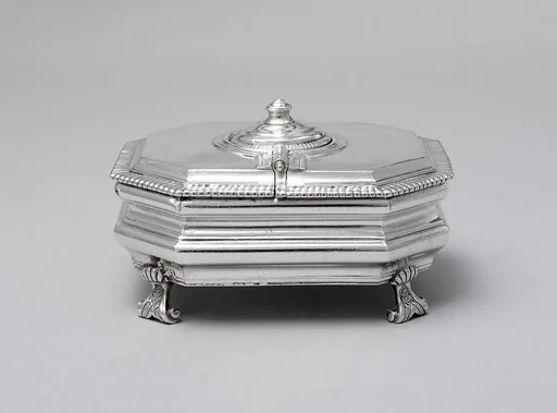 Spice box with grater