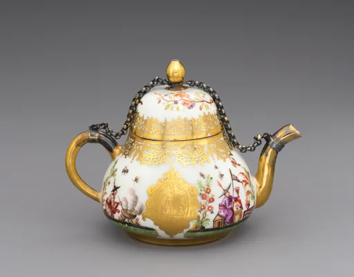 Small milk pot with cover