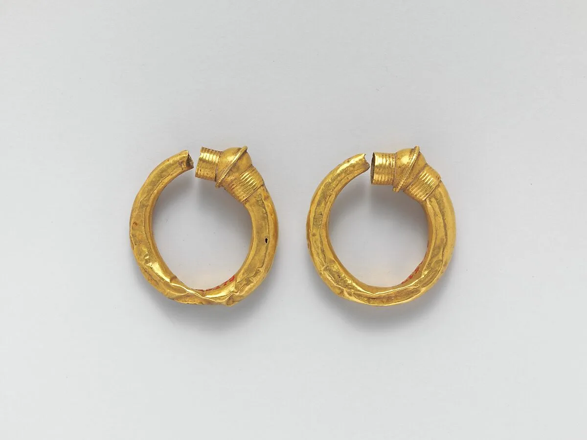 Gold trumpet-shaped earrings — Unknown