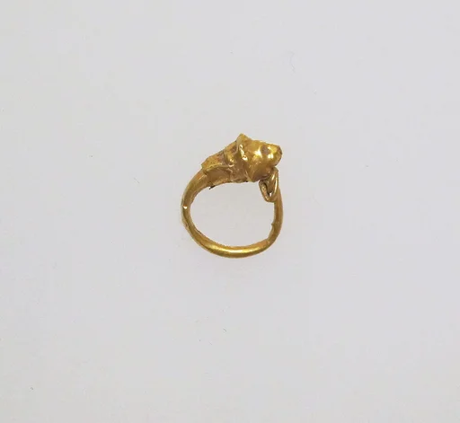 Earring with head of lion