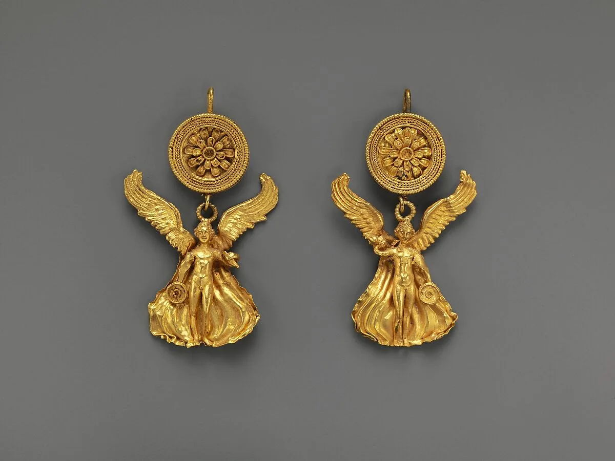 Pair of gold earrings with a disk and Eros — Unknown