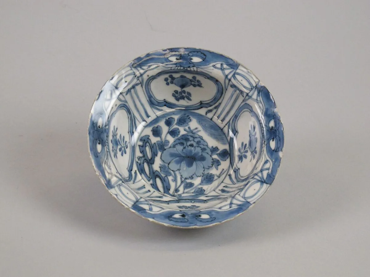 백자 청화 꽃 짐승 얼굴 문양 대접 중국 명|白磁靑畫花獸面文大楪 中國 明|Bowl decorated with flowers and beast faces — Unknown