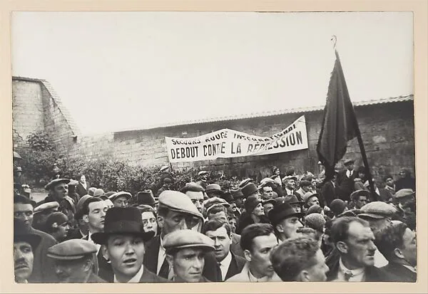 Manifestation au Mur des Fédérés, Père Lachaise, Paris, France, 1936-1939 — Henri Cartier-Bresson