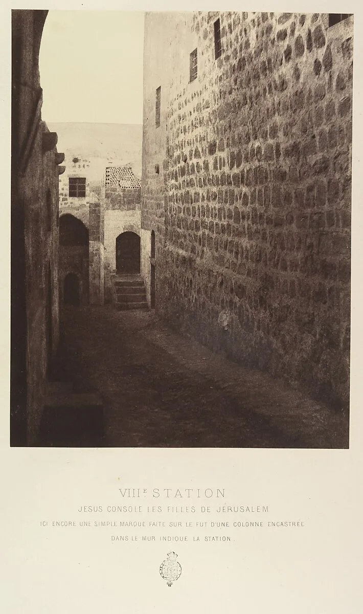 VIIIe Station. Jésus console les filles de Jérusalem. Ici encore une simple marque faite sur le fut d'une colonne encastrée dans le mur indique la station. — Louis de Clercq|H. Jannin|J. Blondeau et Antonin