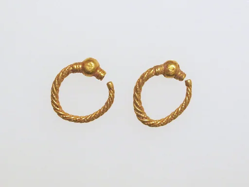 Earring, trumpet-shaped