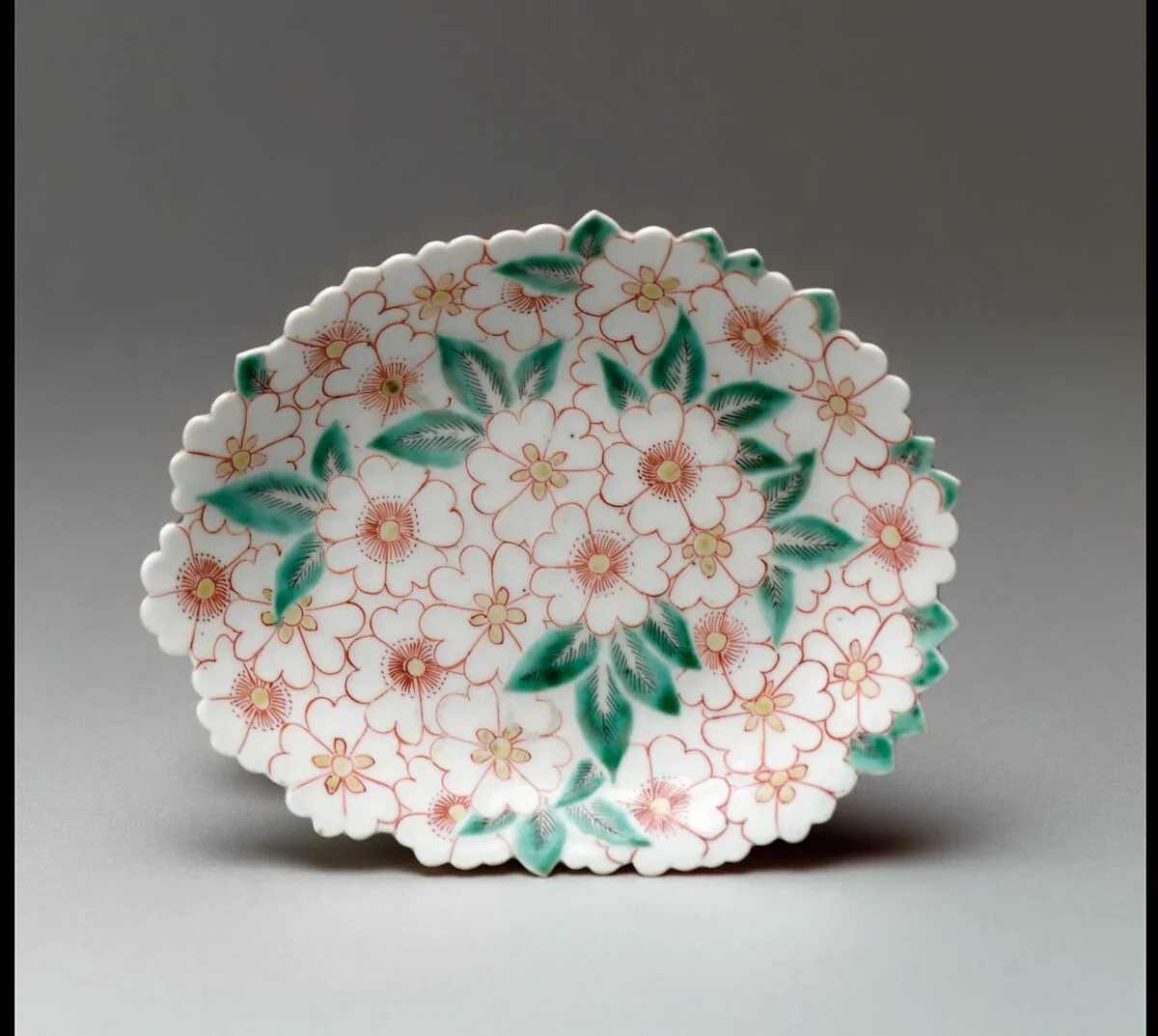 色絵花形桜文小皿|Dish with Cherry Blossoms — Unknown