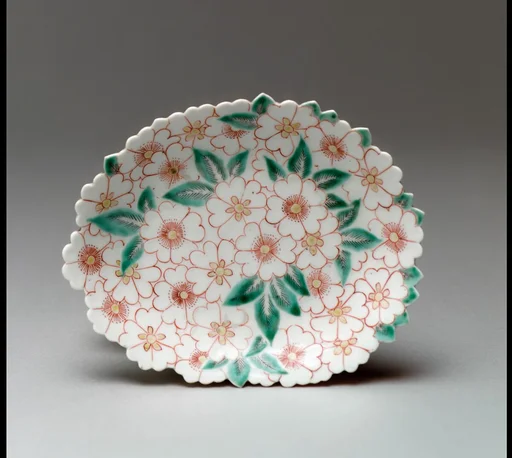 色絵花形桜文小皿|Dish with Cherry Blossoms