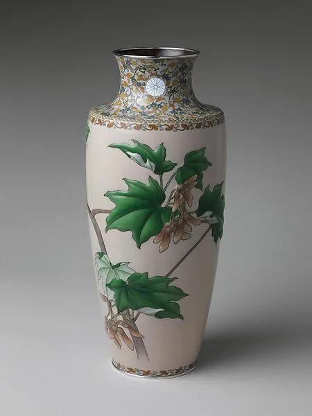 菊紋楓枝文七宝瓶 (一対)|Imperial Presentation Vase with Maple Branches and Imperial Chrysanthemum Crest (one of a pair) — Kawade Shibatarō