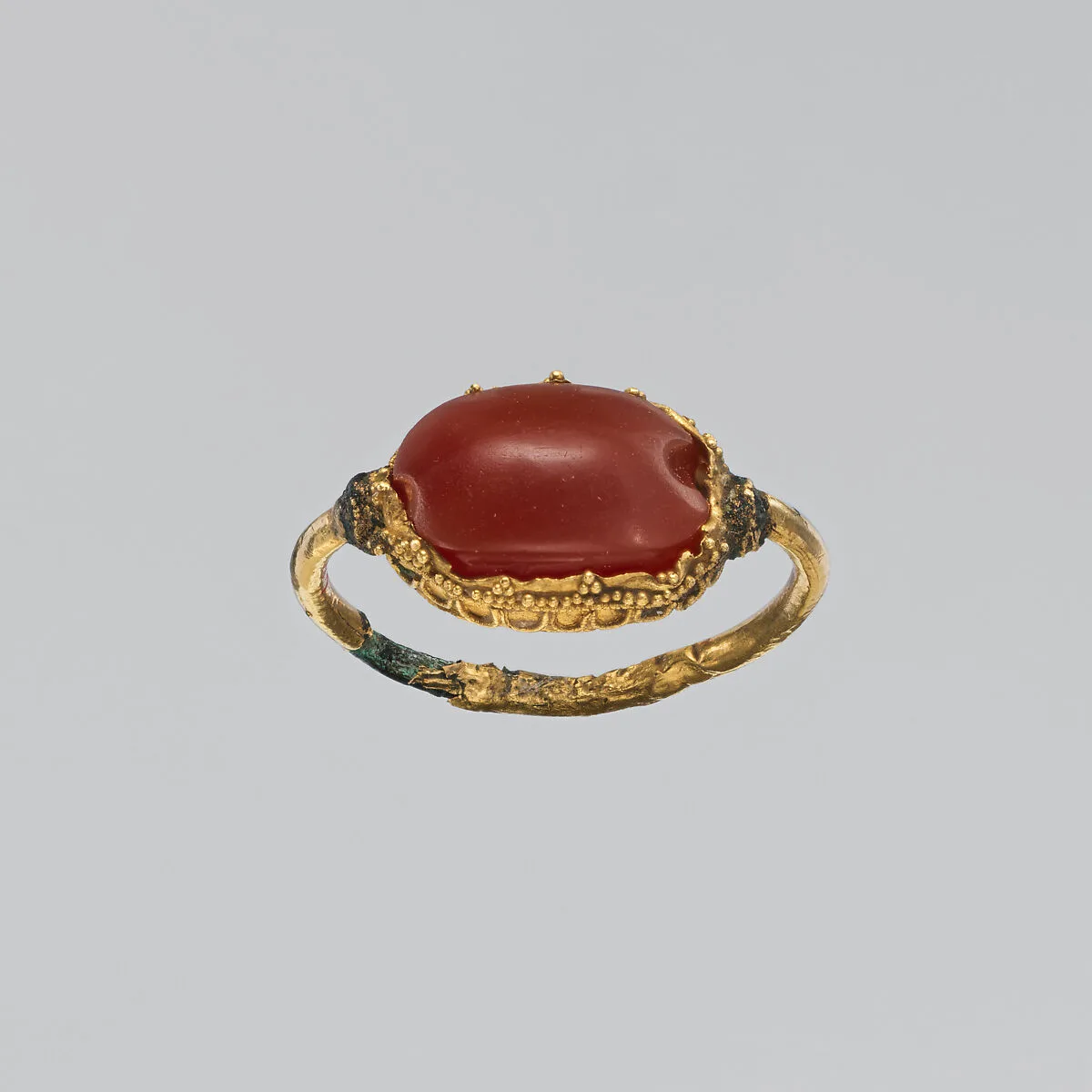 Gold and carnelian scaraboid ring — Unknown