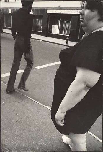 [Street Scene: Woman in Dark, Short-sleeved Dress, New York City]