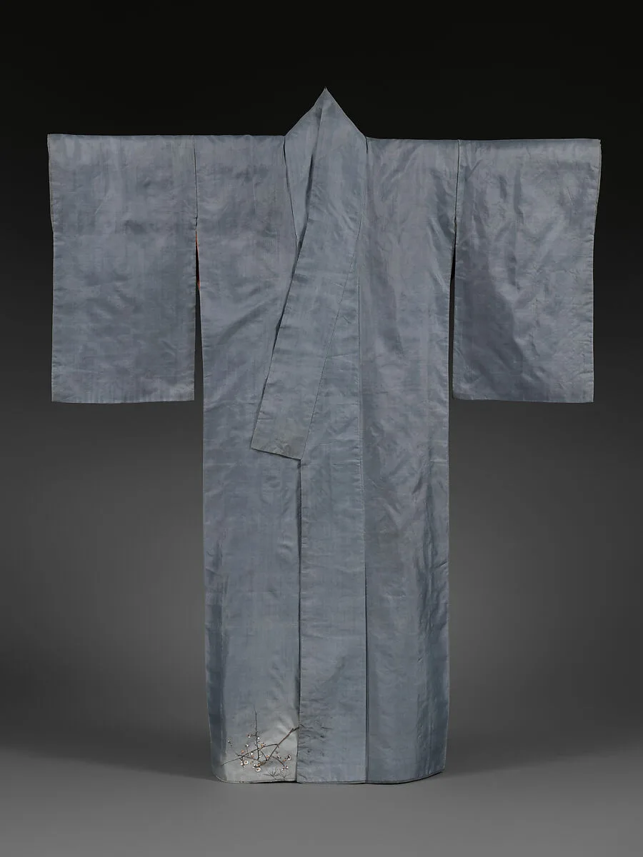 鼠平絹地梅樹模様着物|Kimono with Blossoming Plum Tree — Unknown