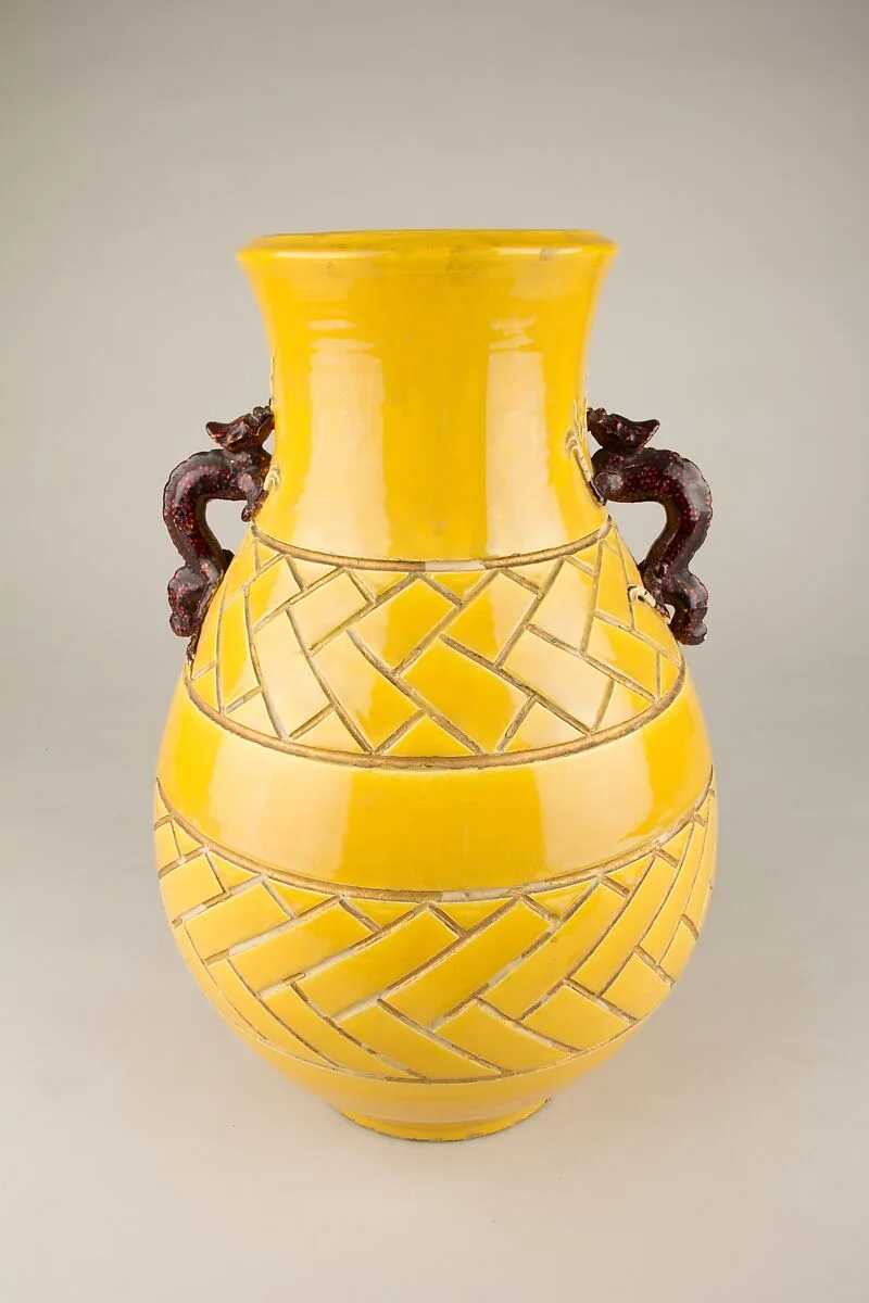 永樂保全作 黄交趾花瓶|Vase with Incised Design and Salamander Handles in Kochi Style — Eiraku Hozen