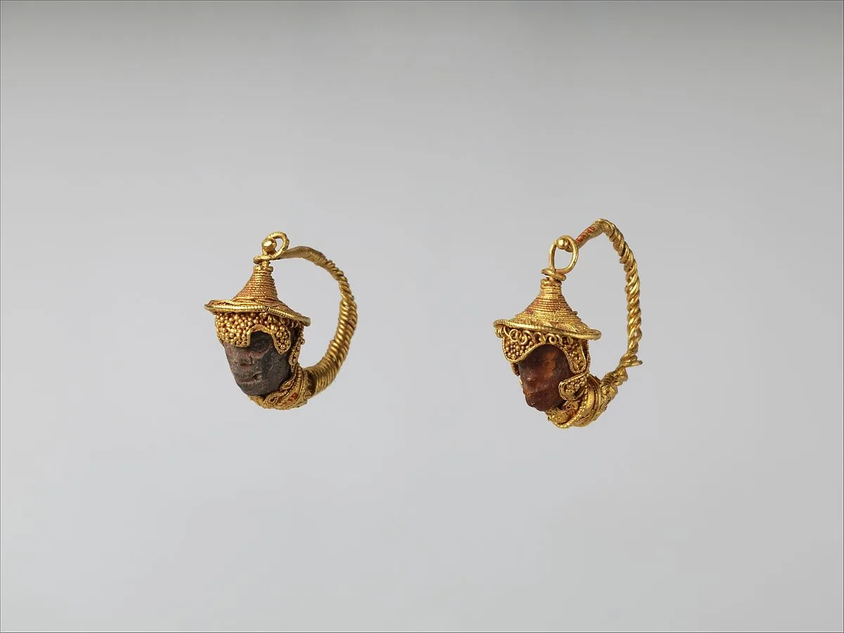 Gold and amber earrings with head of a Black African youth — Unknown