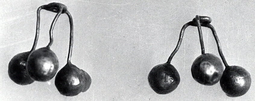 Ornament with three balls — Unknown