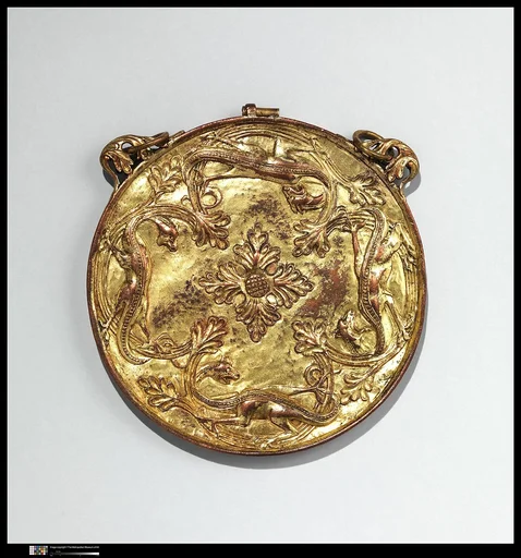 Valve of a Mirror Case