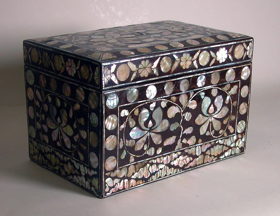 나전 칠 꽃 구름 무늬 함 조선|螺鈿漆 花雲文 函 朝鮮|Box decorated with flowers and clouds — Unknown