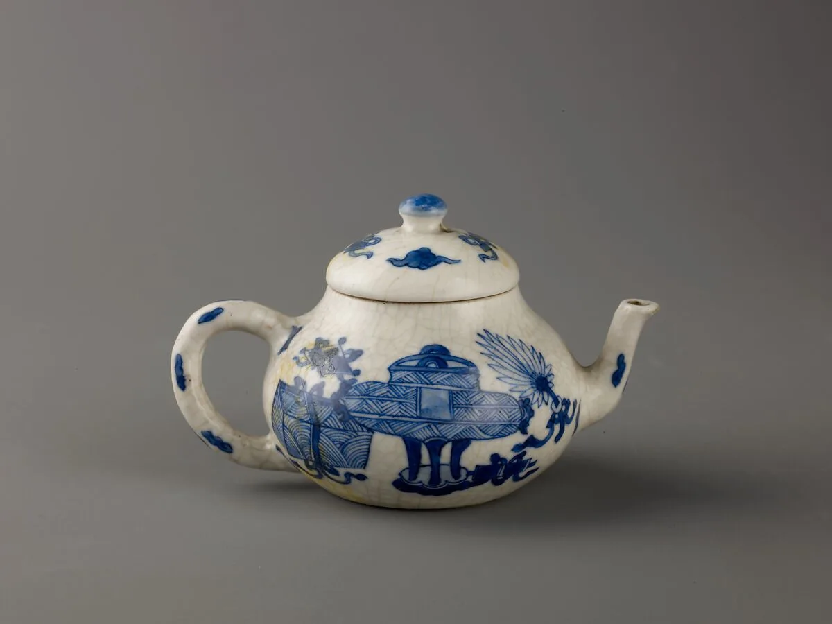 Small covered wine pot or teapot — Chinese