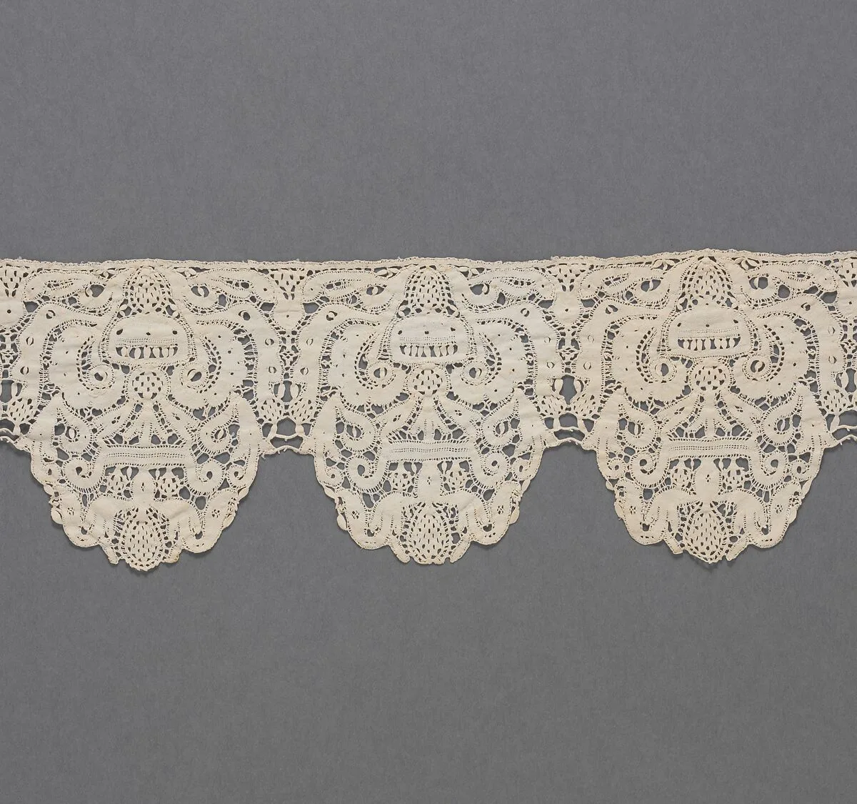 Bobbin lace border with scallops — Unknown