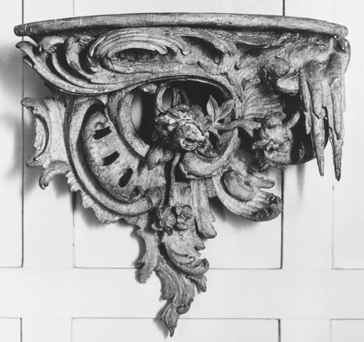 Wall bracket