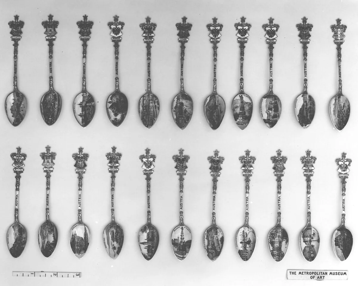 Souvenir spoon with view of a town with mountains and a harbor — Unknown