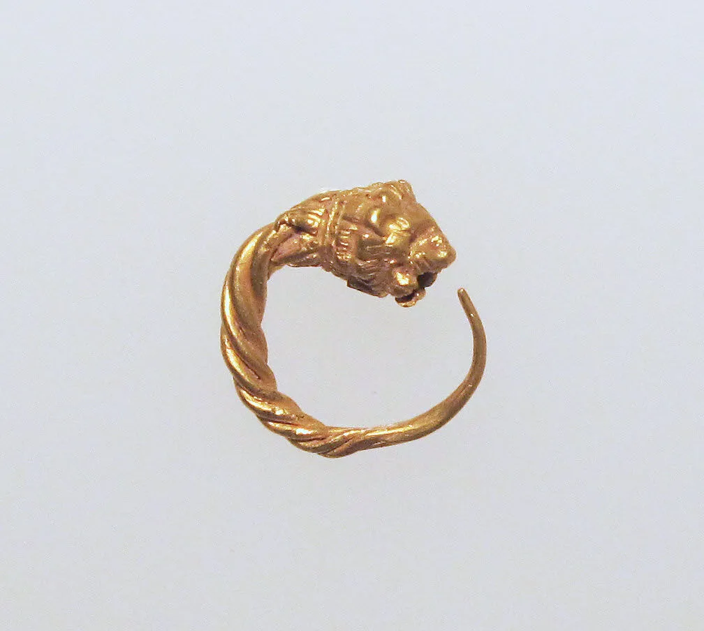 Gold earring with head of a lion — Unknown