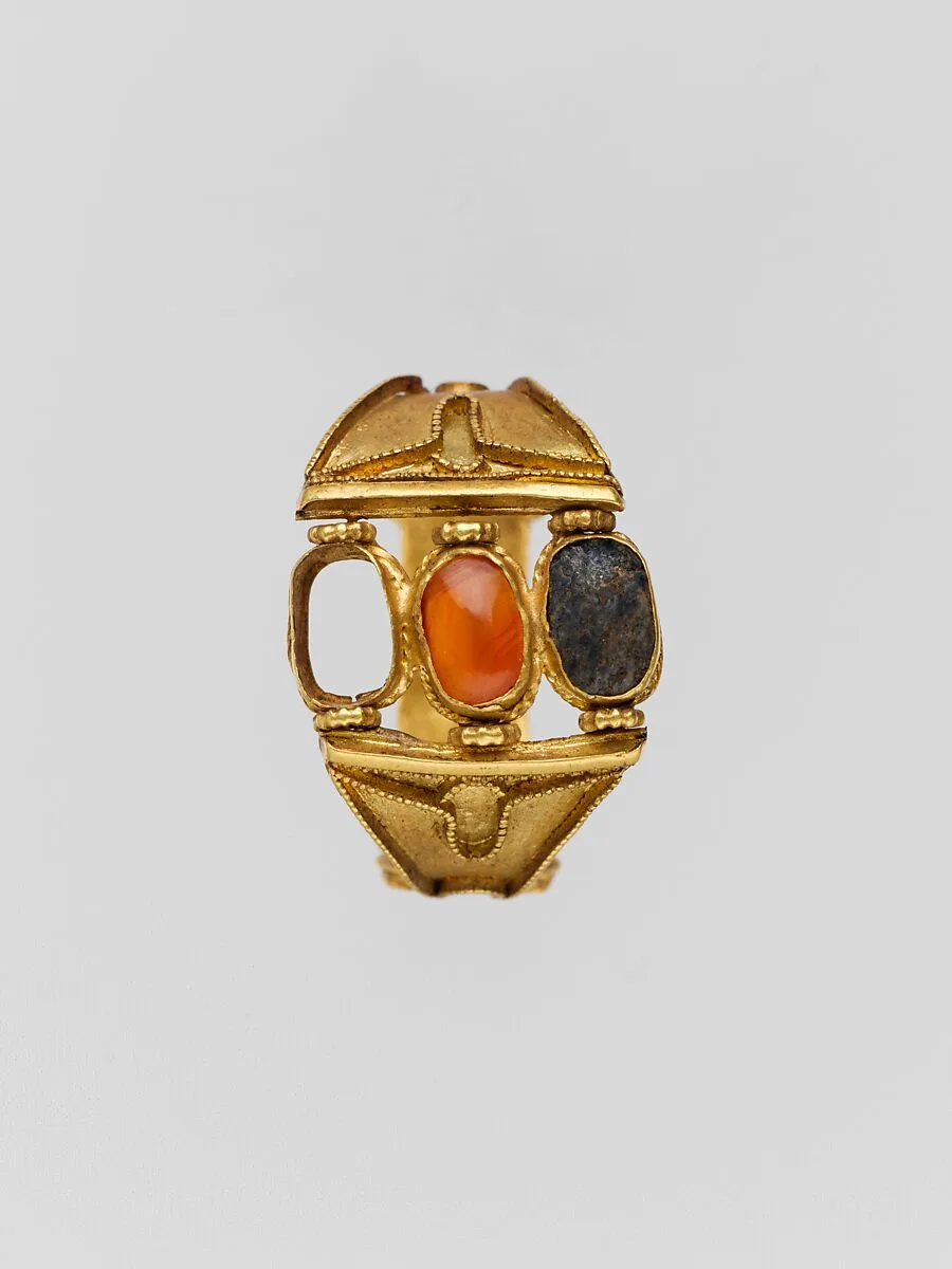 Gold ring: 3 box settings on the bezel and cloisons on the sides — Unknown
