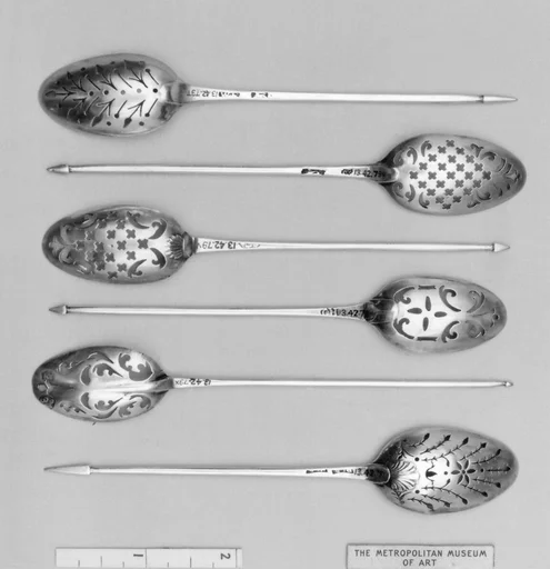 Strainer spoon