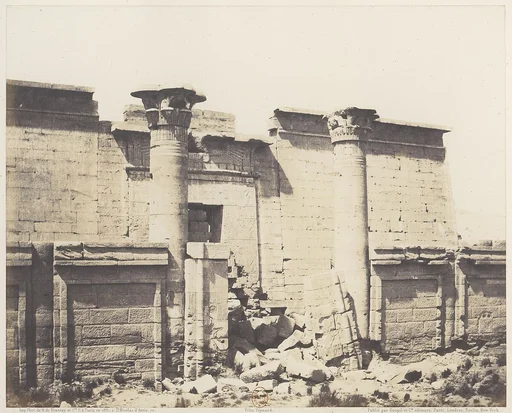 Médînet-Abou (Thèbes), Construction Antérieures - Entrée Principale