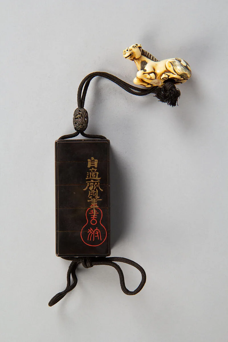 馬蒔絵印籠 自適斎筆|Inrō with Two Standing Horses; Seal and Inscription (reverse) — Kano Naonobu
