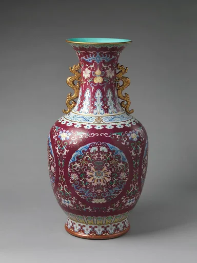 清乾隆 景德鎮窯紅地軋道粉彩團花紋大瓶|Vase decorated with floral medallions