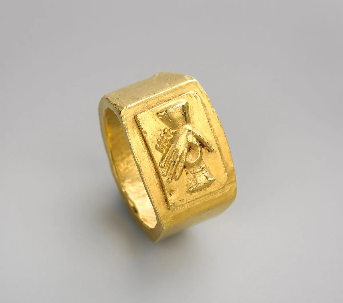 Gold finger ring — Unknown