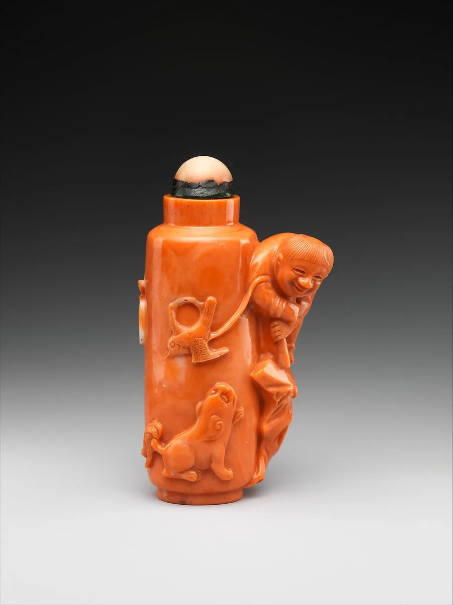 清乾隆 珊瑚雕嬰戲紋鼻煙壺|Snuff bottle with boy flying a bird — Unknown