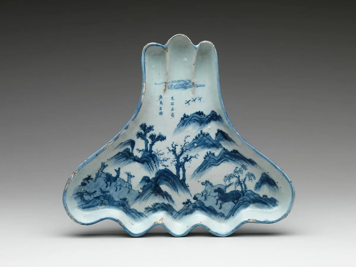 明晚期 景德鎮窯青花鹿馬山水富士山型盤|Dish in Shape of Mount Fuji with Horses and Deer — Unknown
