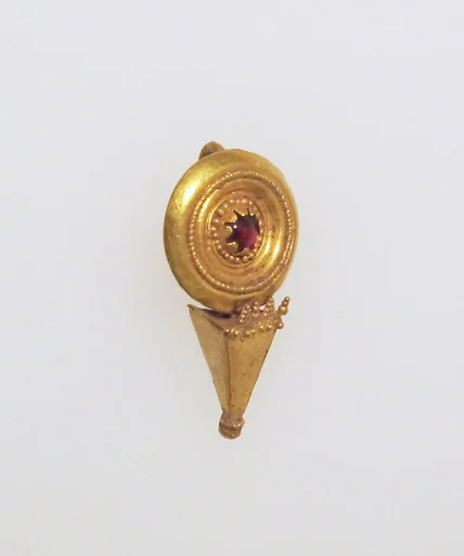 Earring with disc and pyramid