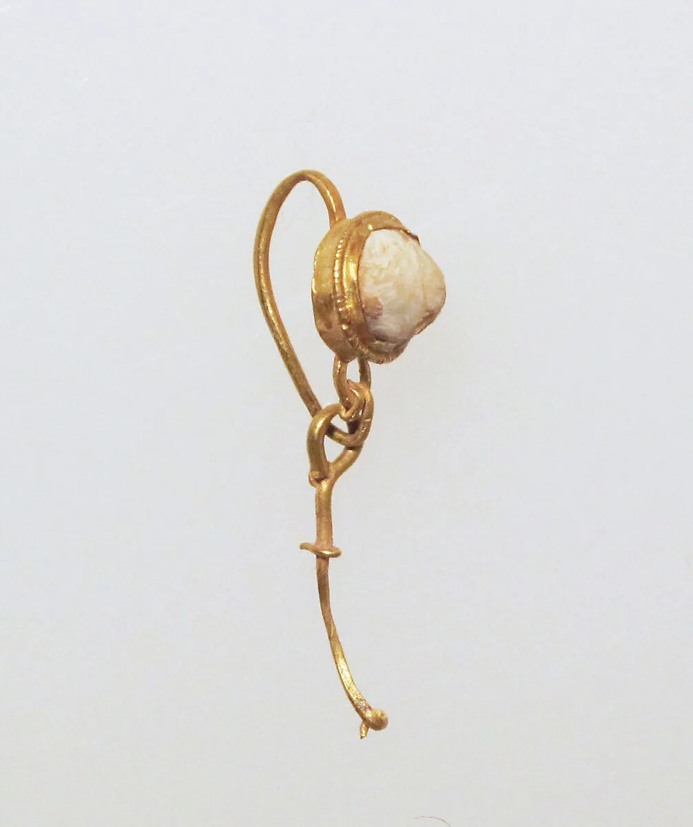Gold earring with pearl setting and pendant — Unknown