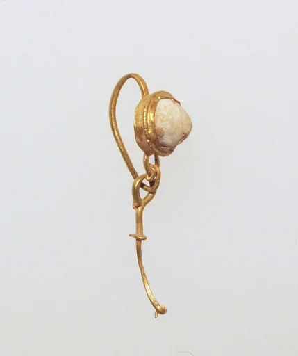 Gold earring with pearl setting and pendant