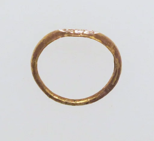 Gold ring with inscribed bezel