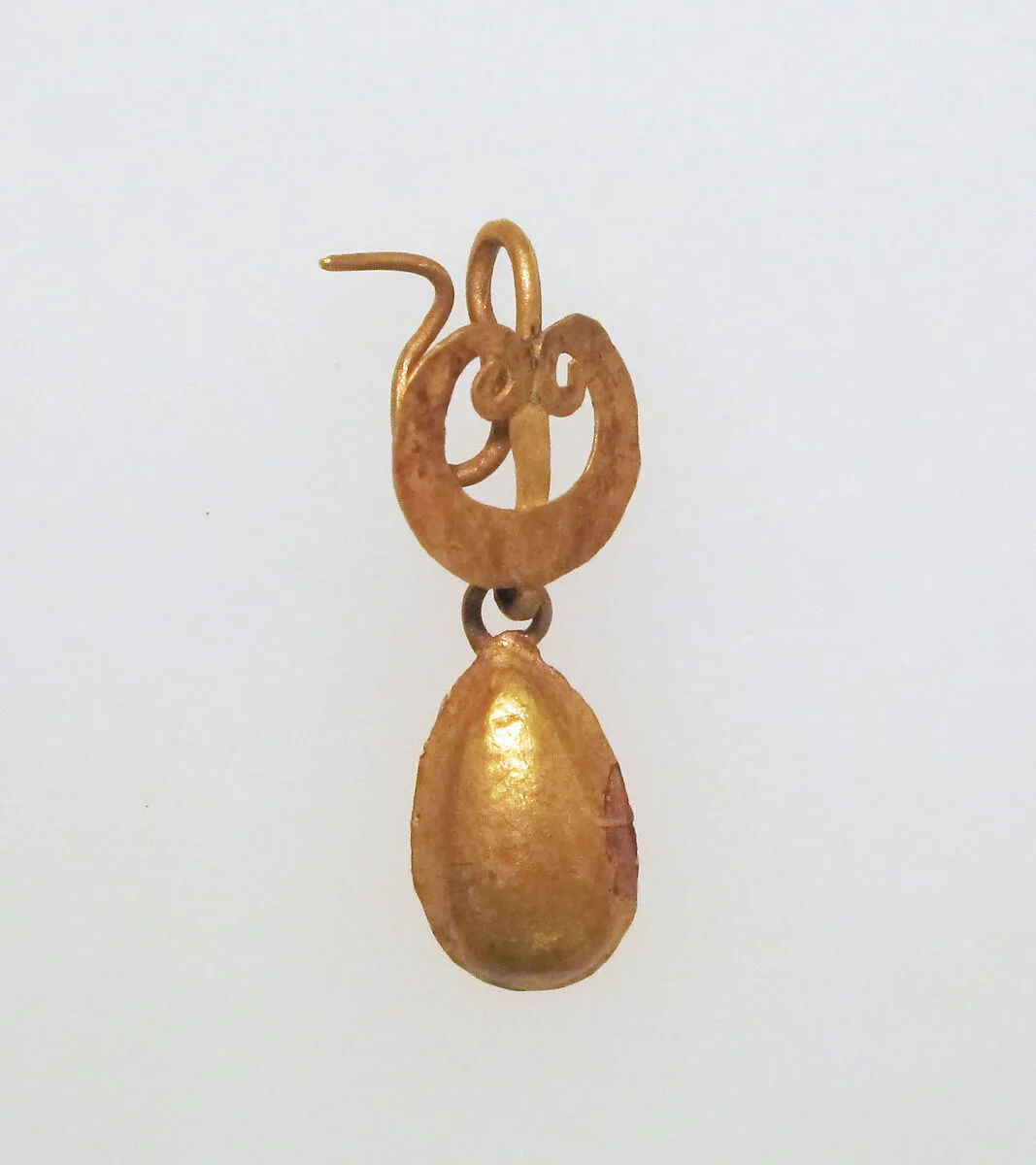 Earring-hook type with pendant and disc — Unknown