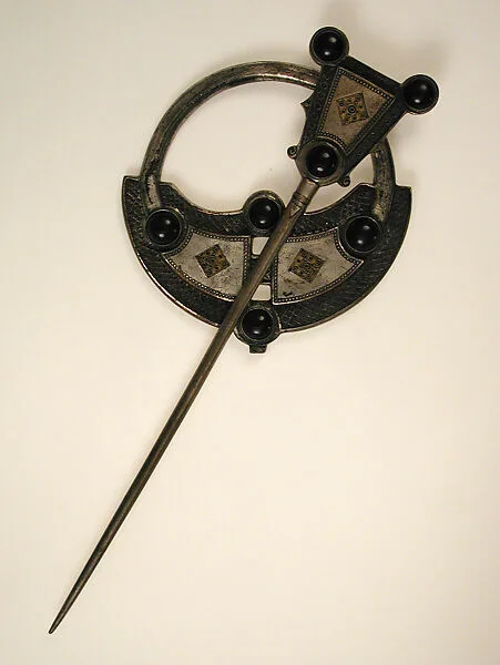 Brooch — Unknown