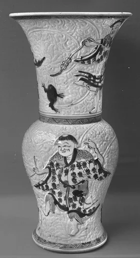 清康熙  景德鎮窯浮雕青花釉裏紅劉海戯金蟾鳳尾瓶|Vase with immortal Liu Hai