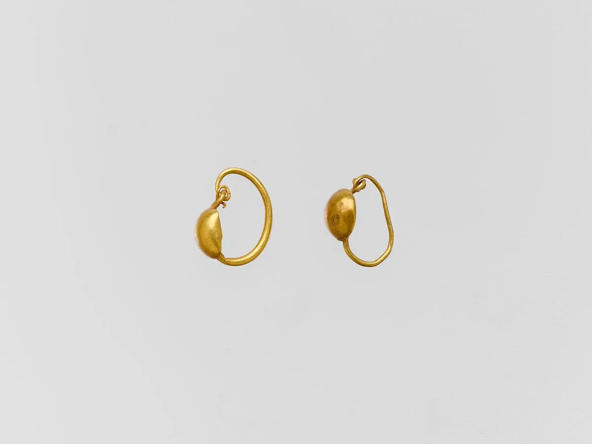 Gold earring with convex disc — Unknown