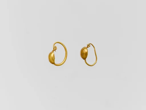 Gold earring with convex disc