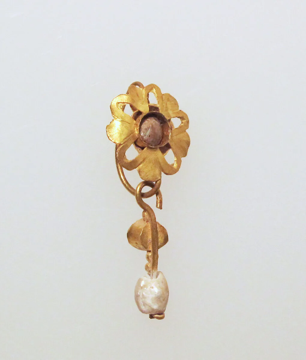 Earring with pendant and beryl and pearl settings — Unknown
