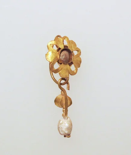 Earring with pendant and beryl and pearl settings