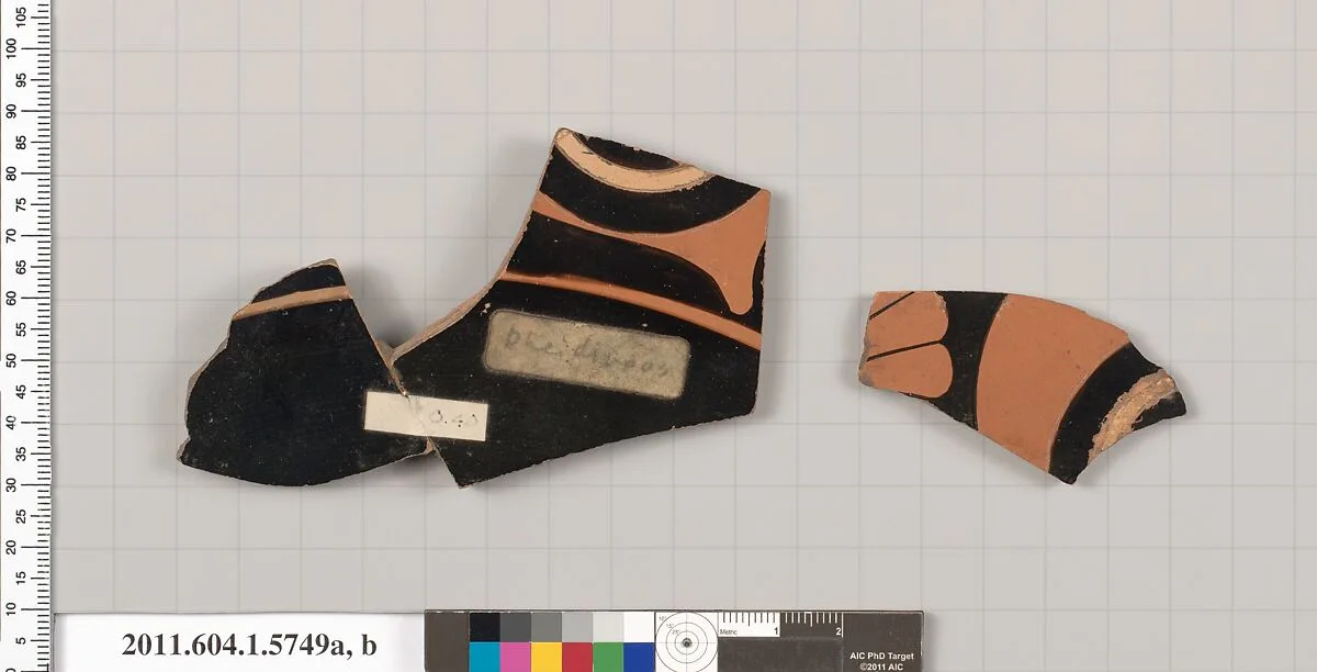 Terracotta fragments of a kylix: eye-cup (drinking cup) — Pheidippos