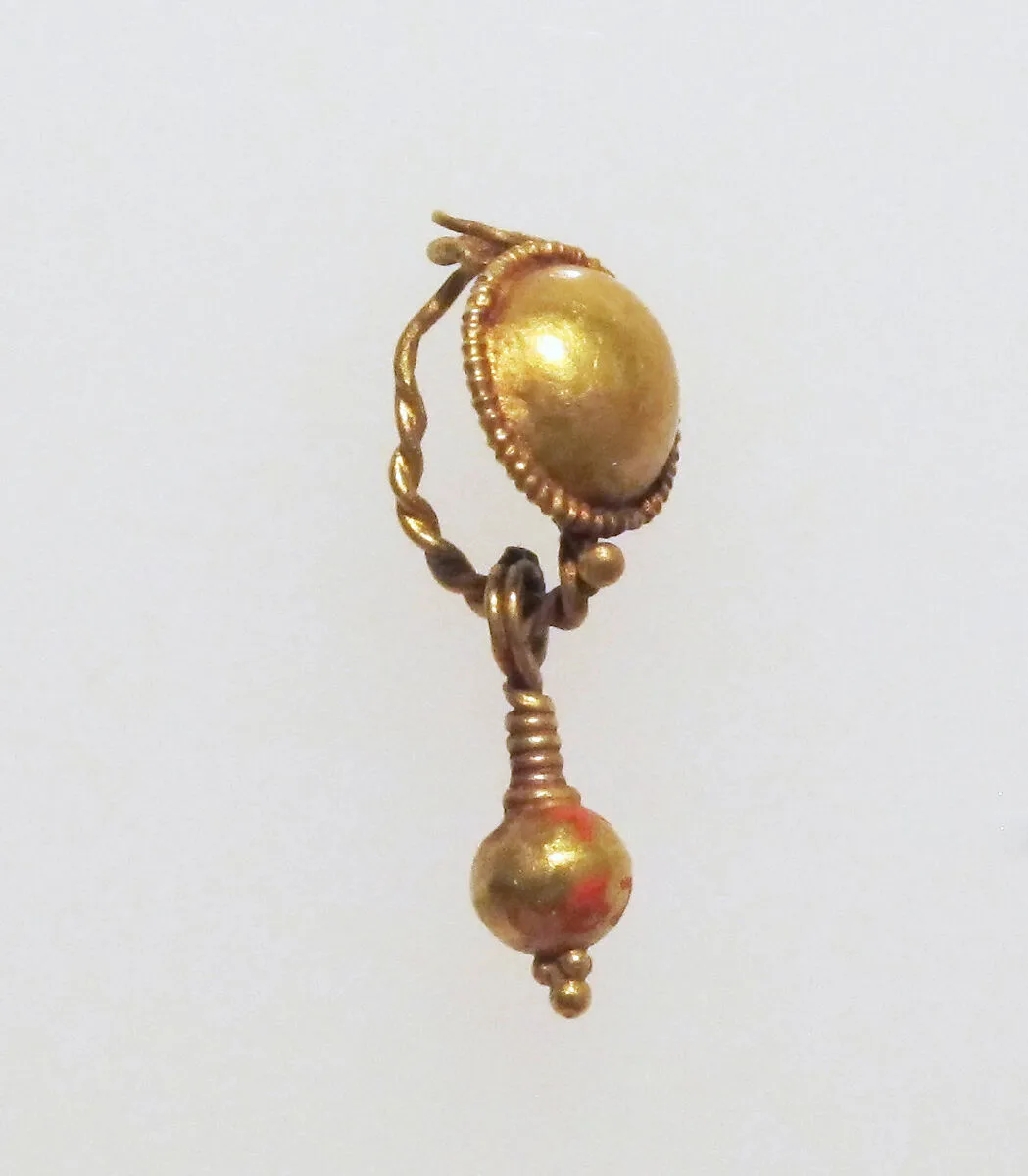 Gold earring with disc and pendant — Unknown