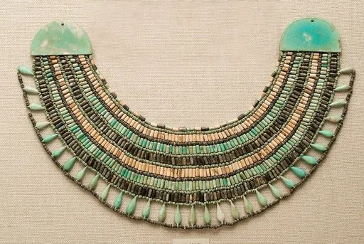 Broad collar
