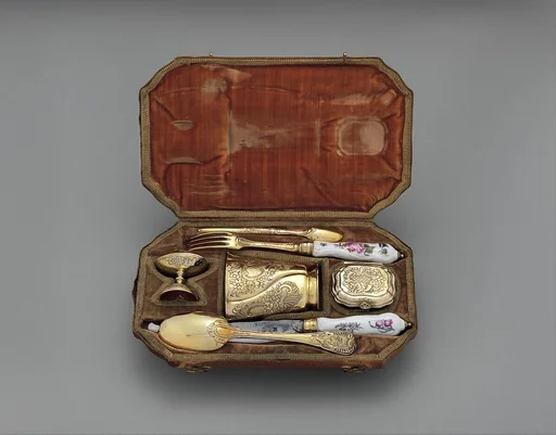 Traveling set in leather case
