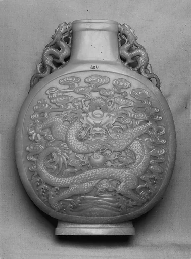 清中期 白玉龍紋寶月瓶|Vase in the shape of a pilgrim flask